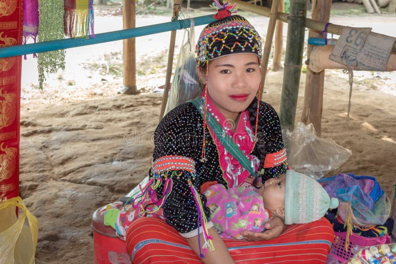 De niet geïdentificeerde Lange vrouw van Halskaren met haar baby in traditionele kleren in etnisch heuvel-stam dorp royalty-vrije stock foto's De niet geïdentificeerde Lange vrouw van Halskaren met haar baby in traditionele kleren in etnisch heuvel-stam dorp royalty-vrije stock foto's