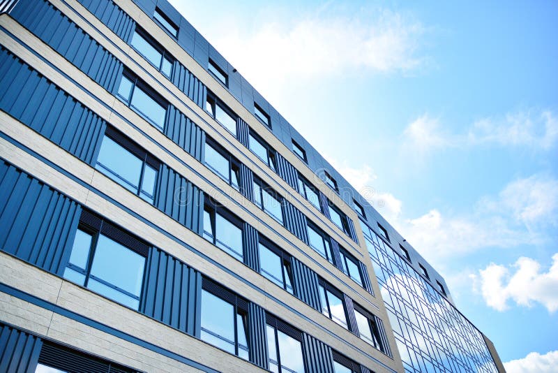 De nieuwe bouw in het stadscentrum Glas als voorgevel van het moderne bureaugebouw stock afbeeldingen De nieuwe bouw in het stadscentrum Glas als voorgevel van het moderne bureaugebouw stock afbeeldingen