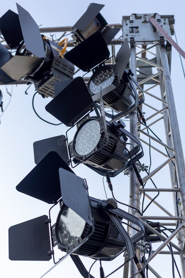 De nombreux projecteurs de concert éteints photos stock