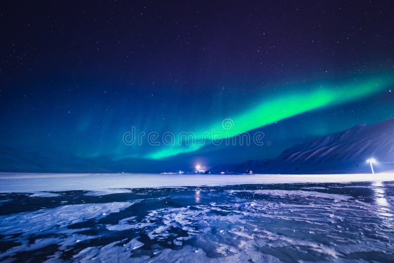 De nordliga ljusen i bergen av Svalbard, Longyearbyen, Spitsbergen, Norge tapet royaltyfri fotografi De nordliga ljusen i bergen av Svalbard, Longyearbyen, Spitsbergen, Norge tapet royaltyfri fotografi