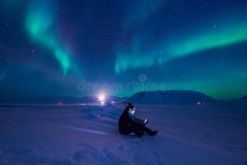 De nordliga ljusen i bergen av Svalbard, Longyearbyen, Spitsbergen, Norge tapet fotografering för bildbyråer De nordliga ljusen i bergen av Svalbard, Longyearbyen, Spitsbergen, Norge tapet fotografering för bildbyråer