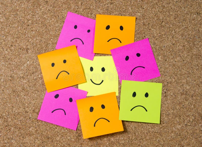 De nota van de Smileypost-it over corkboard in geluk tegenover depressieconcept stock foto's De nota van de Smileypost-it over corkboard in geluk tegenover depressieconcept stock foto's