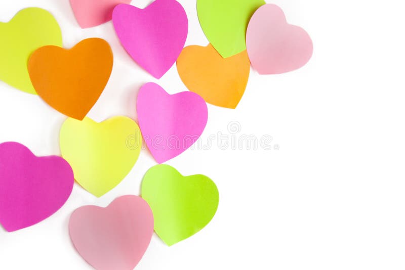 De notadocumenten van kleuren harten op witte muur