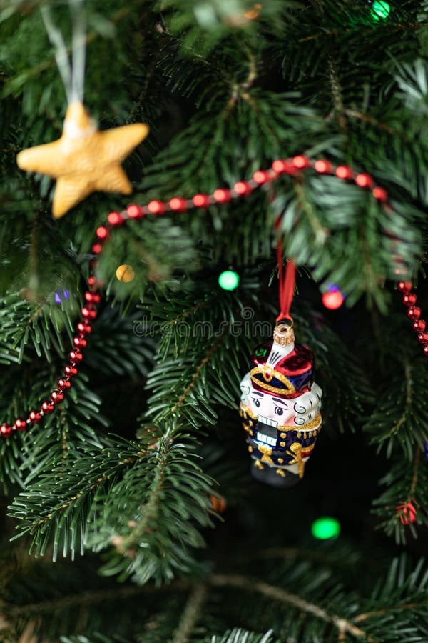De notekraker op een spar Kerstmisdecoratie van een spar De achtergrond van het nieuwjaar `s stock afbeelding De notekraker op een spar Kerstmisdecoratie van een spar De achtergrond van het nieuwjaar `s stock afbeelding