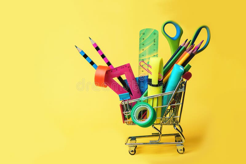 De nouveau au concept d'école avec le caddie et les crayons colorés, règle carrée, ciseaux, agrafes, marqueurs sur le contexte ja image stock De nouveau au concept d'école avec le caddie et les crayons colorés, règle carrée, ciseaux, agrafes, marqueurs sur le contexte ja image stock