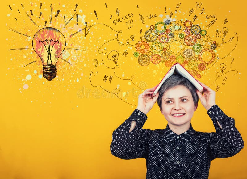 De nouveau au concept d'école car la fille heureuse d'étudiant regarde de côté l'expression positive, garde des frais généraux ou image stock De nouveau au concept d'école car la fille heureuse d'étudiant regarde de côté l'expression positive, garde des frais généraux ou image stock