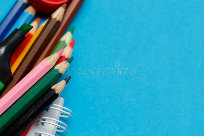 De nouveau au concept d'école - fournitures de bureau d'école sur le papier bleu photos stock De nouveau au concept d'école - fournitures de bureau d'école sur le papier bleu photos stock