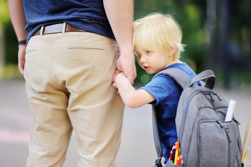 De nouveau au concept d'école Petit élève avec son père Premier jour d'école primaire image stock De nouveau au concept d'école Petit élève avec son père Premier jour d'école primaire image stock