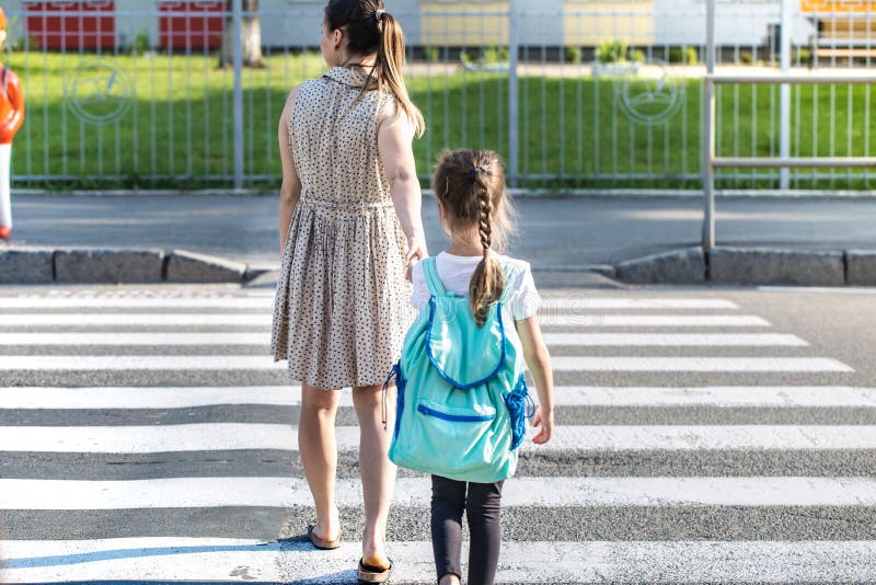 De nouveau au concept d'éducation d'école avec des enfants de fille, étudiants élémentaires, sacs à dos de transport allant class image libre de droits De nouveau au concept d'éducation d'école avec des enfants de fille, étudiants élémentaires, sacs à dos de transport allant class image libre de droits