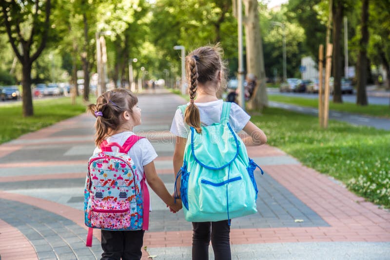 De nouveau au concept d'éducation d'école avec des enfants de fille, étudiants élémentaires, sacs à dos de transport allant class photographie stock libre de droits De nouveau au concept d'éducation d'école avec des enfants de fille, étudiants élémentaires, sacs à dos de transport allant class photographie stock libre de droits