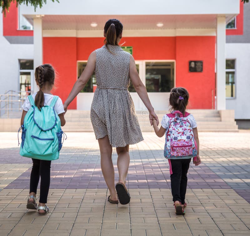 De nouveau au concept d'éducation d'école avec des enfants de fille, étudiants élémentaires, sacs à dos de transport allant class image libre de droits De nouveau au concept d'éducation d'école avec des enfants de fille, étudiants élémentaires, sacs à dos de transport allant class image libre de droits