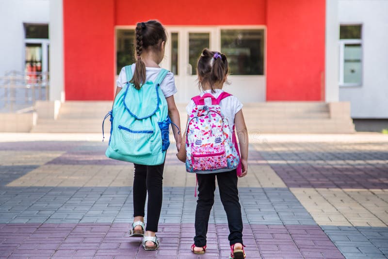De nouveau au concept d'éducation d'école avec des enfants de fille, étudiants élémentaires, sacs à dos de transport allant class photo stock De nouveau au concept d'éducation d'école avec des enfants de fille, étudiants élémentaires, sacs à dos de transport allant class photo stock
