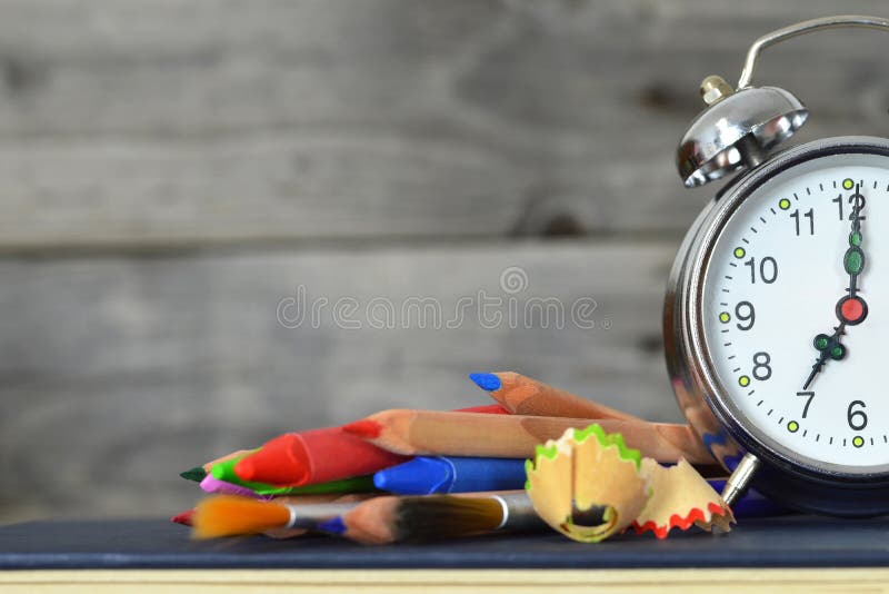 De nouveau au fond d'école avec des fournitures scolaires, l'espace d'horloge et de copie images stock De nouveau au fond d'école avec des fournitures scolaires, l'espace d'horloge et de copie images stock