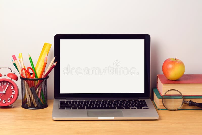 De nouveau au fond d'école avec l'ordinateur portable et les livres Lieu de travail moderne photos stock