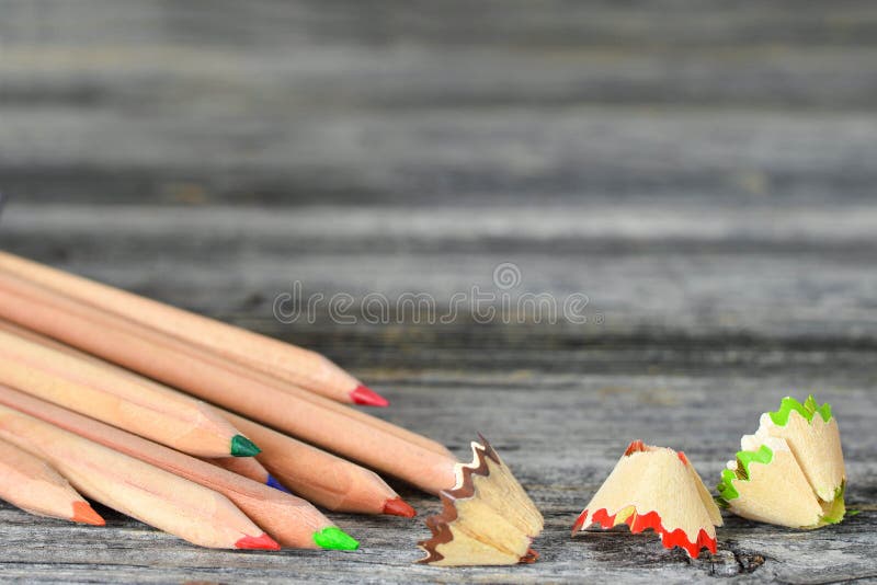 De nouveau ? l'?cole Crayons et copeaux de couleur sur le fond en bois photos libres de droits De nouveau ? l'?cole Crayons et copeaux de couleur sur le fond en bois photos libres de droits