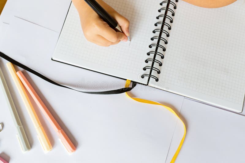 De nouveau ? l'?cole et au temps heureux Les enfants remettent le stylo de participation et l'inscription dans le carnet Enfant f image stock De nouveau ? l'?cole et au temps heureux Les enfants remettent le stylo de participation et l'inscription dans le carnet Enfant f image stock
