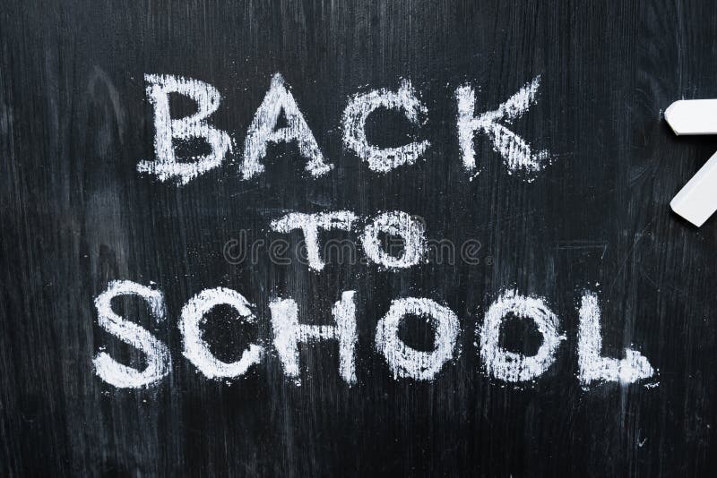 De nouveau à l'expression d'école écrite sur un fond en bois noir, vue supérieure photos libres de droits De nouveau à l'expression d'école écrite sur un fond en bois noir, vue supérieure photos libres de droits