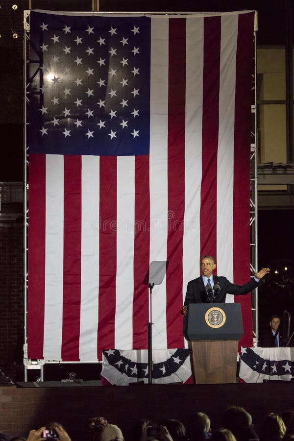 7 DE NOVIEMBRE DE 2016, INDEPENDENCIA PASILLO, PHIL , PA - presidente Barack Obama habla en Hillary Clinton Election Eve Get Out fotografía de archivo 7 DE NOVIEMBRE DE 2016, INDEPENDENCIA PASILLO, PHIL , PA - presidente Barack Obama habla en Hillary Clinton Election Eve Get Out fotografía de archivo