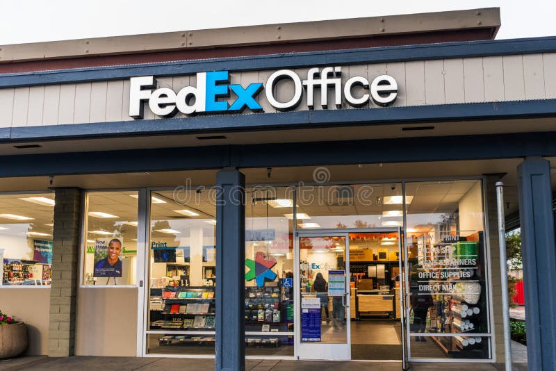 30 de noviembre de 2019 Sunnyvale / CA / EE.UU. - Vista exterior del Centro de impresión y envío de FedEx Office fotografía de archivo libre de regalías 30 de noviembre de 2019 Sunnyvale / CA / EE.UU. - Vista exterior del Centro de impresión y envío de FedEx Office fotografía de archivo libre de regalías