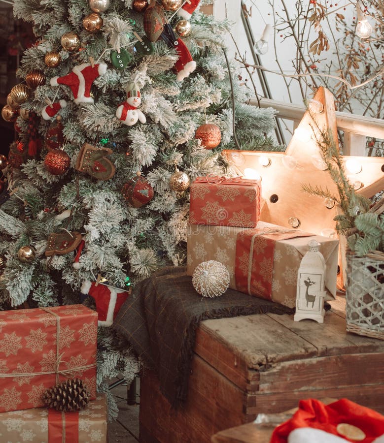 De Noël toujours la vie confortable avec une lanterne sous forme d'étoile et d'arbre de nouvelle année images stock