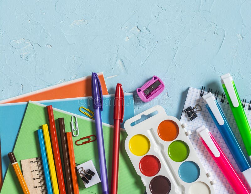 De nuevo a escuela Accesorios de la escuela - cuadernos, plumas, lápices, pintura en un fondo azul, visión superior Concepto de l imagenes de archivo De nuevo a escuela Accesorios de la escuela - cuadernos, plumas, lápices, pintura en un fondo azul, visión superior Concepto de l imagenes de archivo