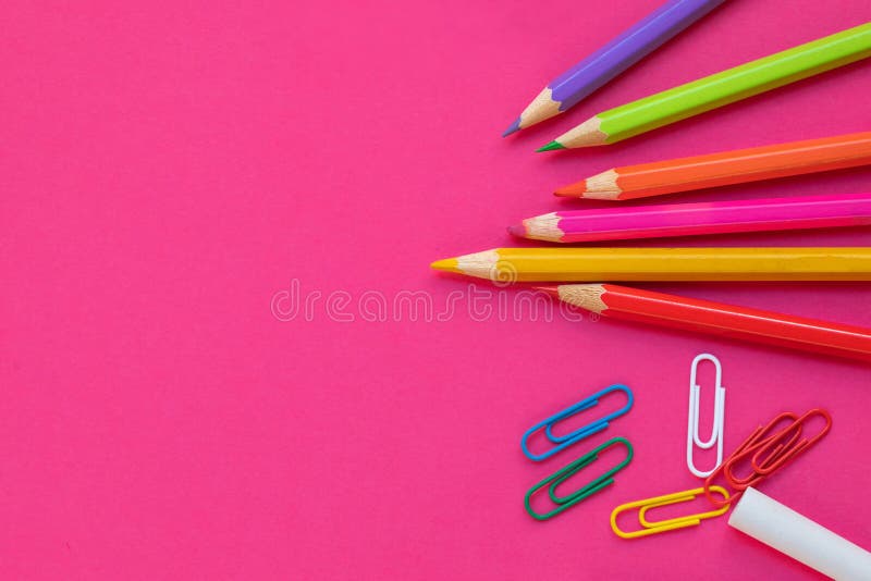 De nuevo a escuela Art?culos para la escuela en fondo rosado Concepto de la educaci?n De nuevo a escuela Endecha plana, espacio d imagen de archivo De nuevo a escuela Art?culos para la escuela en fondo rosado Concepto de la educaci?n De nuevo a escuela Endecha plana, espacio d imagen de archivo
