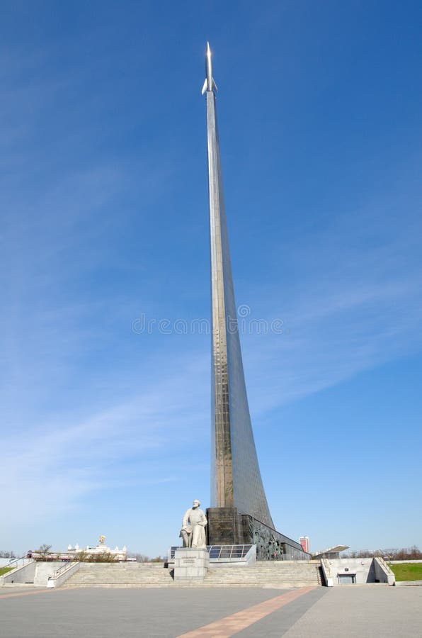 De obeliskveroveraars van Ruimte en Monument aan Konstantin Tsiolkovsky in Moskou, Rusland royalty-vrije stock foto De obeliskveroveraars van Ruimte en Monument aan Konstantin Tsiolkovsky in Moskou, Rusland royalty-vrije stock foto