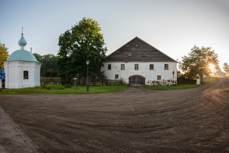 De ochtendstralen van de zon verlichten de oude stallen van het klooster royalty-vrije stock afbeeldingen De ochtendstralen van de zon verlichten de oude stallen van het klooster royalty-vrije stock afbeeldingen