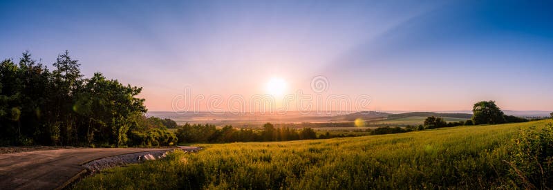 De ochtendzonsopgang over de stad royalty-vrije stock afbeelding De ochtendzonsopgang over de stad royalty-vrije stock afbeelding