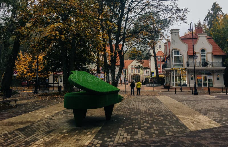 21 de octubre de 2017, Svetlogorsk, región de Kaliningrado, piano de las plantas en la calle foto de archivo 21 de octubre de 2017, Svetlogorsk, región de Kaliningrado, piano de las plantas en la calle foto de archivo