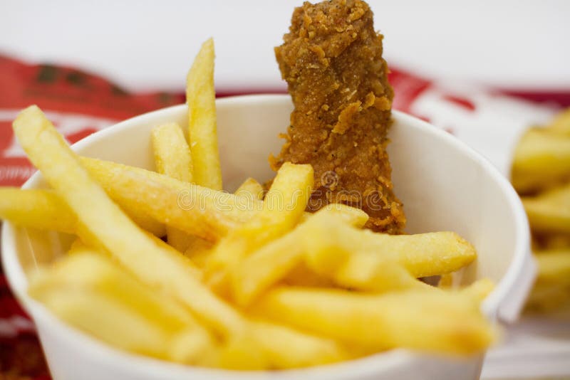 De Oekraïne, Kiev, 05 13 2018: Heerlijk snel voedsel in supermarkt Gebraden KFC chiken, frieten Amerikaans snel voedselrestaurant royalty-vrije stock fotografie De Oekraïne, Kiev, 05 13 2018: Heerlijk snel voedsel in supermarkt Gebraden KFC chiken, frieten Amerikaans snel voedselrestaurant royalty-vrije stock fotografie