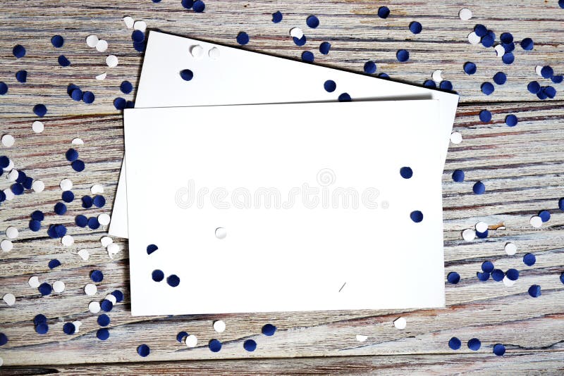 De onafhankelijkheidsdag van Isra?l 29 april, witte blauwe het document van 2020 confettien op een witte houten achtergrond, het