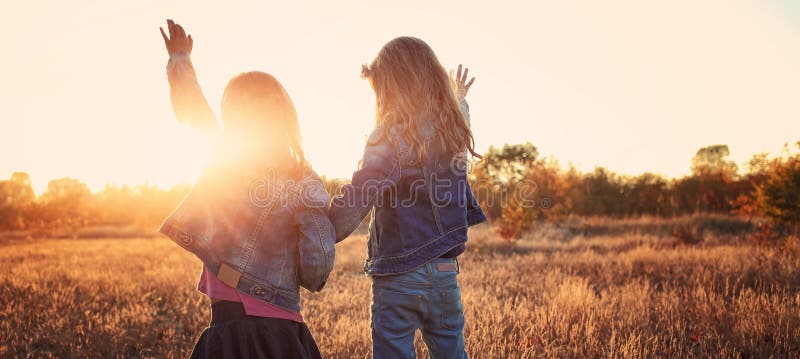 De onbezorgde vrienden hebben pret stock foto's De onbezorgde vrienden hebben pret stock foto's