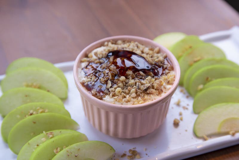 De Onderdompeling van karamelapple met noten, karamelvulling en verse appelplakken royalty-vrije stock foto's De Onderdompeling van karamelapple met noten, karamelvulling en verse appelplakken royalty-vrije stock foto's