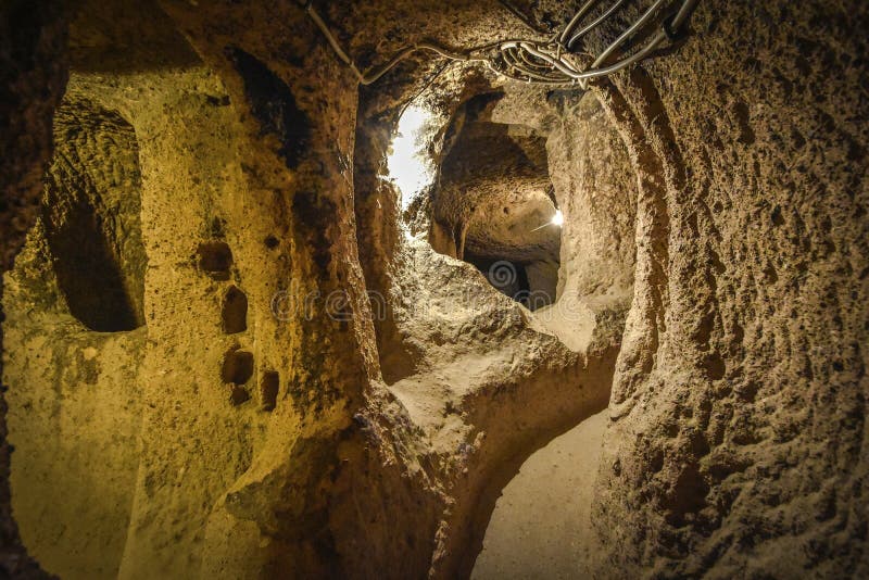De ondergrondse stad van Derinkuyu is een oude holstad op verscheidene niveaus in Cappadocia, Turkije stock fotografie De ondergrondse stad van Derinkuyu is een oude holstad op verscheidene niveaus in Cappadocia, Turkije stock fotografie