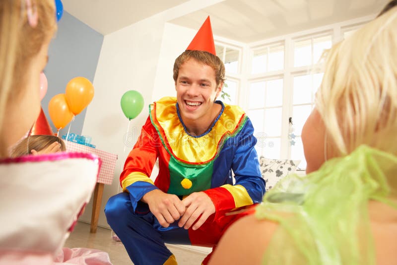 De onderhoudende kinderen van de clown bij partij royalty-vrije stock fotografie De onderhoudende kinderen van de clown bij partij royalty-vrije stock fotografie