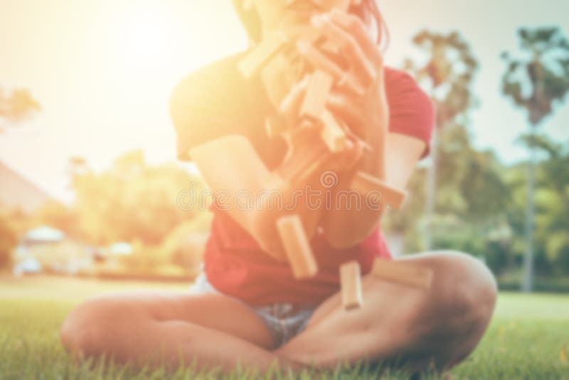 De onduidelijk beeldvrouwen proberen om houten stuk speelgoed in de lucht, Concept te vangen voor Uitdaging en in Zaken te ontbre stock foto De onduidelijk beeldvrouwen proberen om houten stuk speelgoed in de lucht, Concept te vangen voor Uitdaging en in Zaken te ontbre stock foto