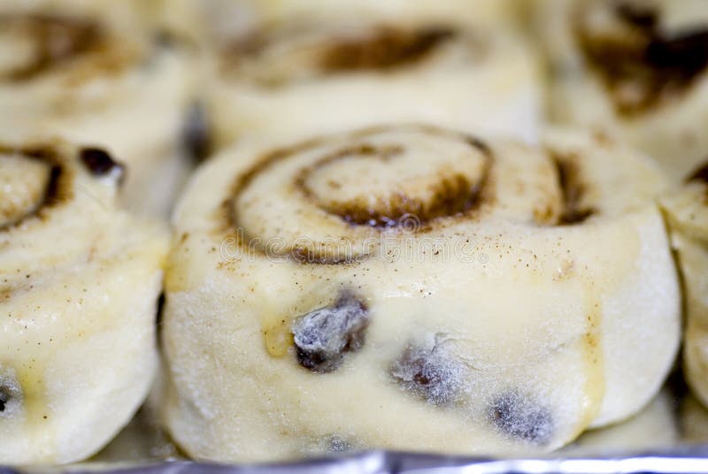 De ongebakken, Eigengemaakte Broodjes van de Kaneel royalty-vrije stock afbeelding De ongebakken, Eigengemaakte Broodjes van de Kaneel royalty-vrije stock afbeelding