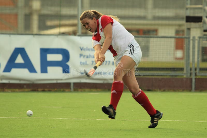 De ontspruitende speler van Slavia Praag op hockeygebied stock foto De ontspruitende speler van Slavia Praag op hockeygebied stock foto