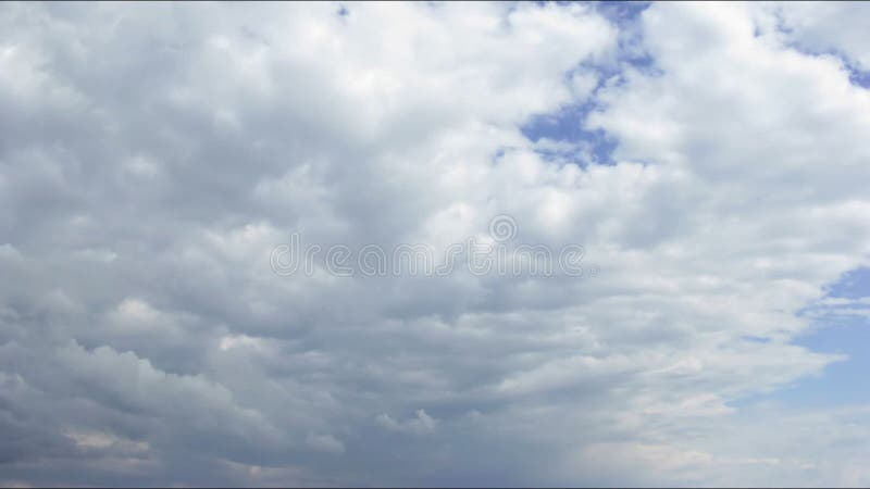 De onweerswolken bewegen zich in de blauwe hemel