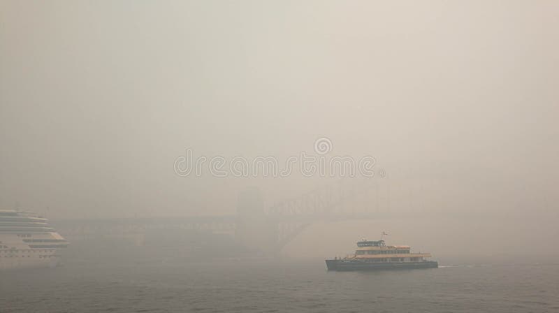 De onzichtbare Sydney-havenbrug in de rooksmog, van de bosbrand in NSW, veroorzaakte de kelderval van Sydney voor de luchtkwalite stock foto De onzichtbare Sydney-havenbrug in de rooksmog, van de bosbrand in NSW, veroorzaakte de kelderval van Sydney voor de luchtkwalite stock foto