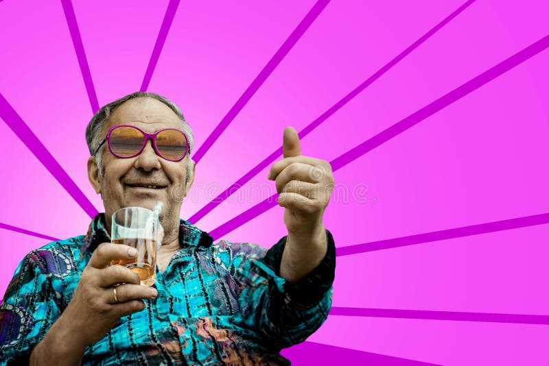 De opa toont duim op roze achtergrond stock foto De opa toont duim op roze achtergrond stock foto