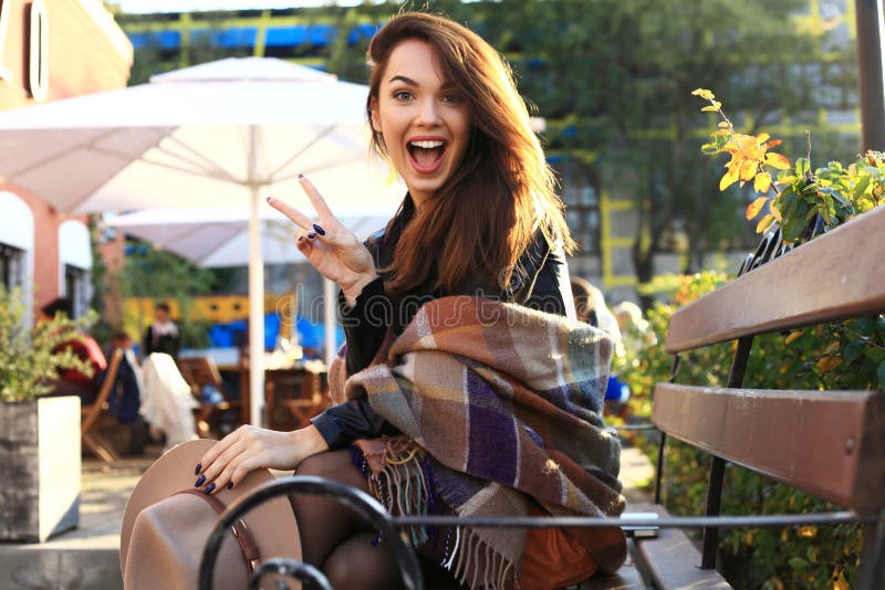 De openluchtvrouw van het schoonheidsportret, mannequin, mooi meisje, straatstijl royalty-vrije stock foto's De openluchtvrouw van het schoonheidsportret, mannequin, mooi meisje, straatstijl royalty-vrije stock foto's