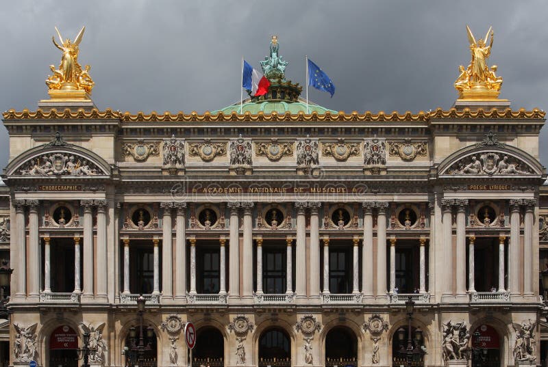 De opera Garnier in Parijs royalty-vrije stock afbeeldingen De opera Garnier in Parijs royalty-vrije stock afbeeldingen