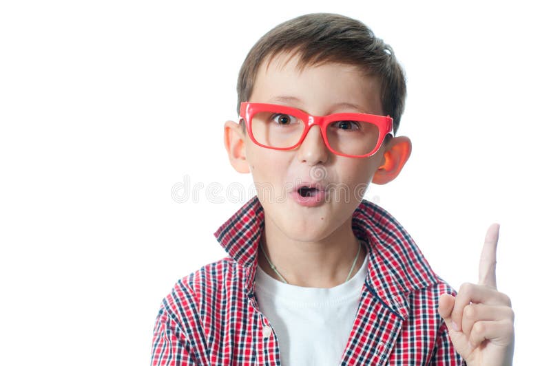 De opgewekte jonge jongen heeft een idee. royalty-vrije stock afbeelding De opgewekte jonge jongen heeft een idee. royalty-vrije stock afbeelding