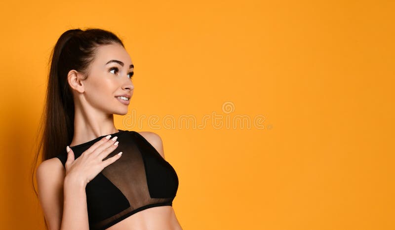 De opgewekte mooie vrouw kijkt verrast met grote vreugde Het meisje draagt een sportenbovenkant stock afbeeldingen De opgewekte mooie vrouw kijkt verrast met grote vreugde Het meisje draagt een sportenbovenkant stock afbeeldingen