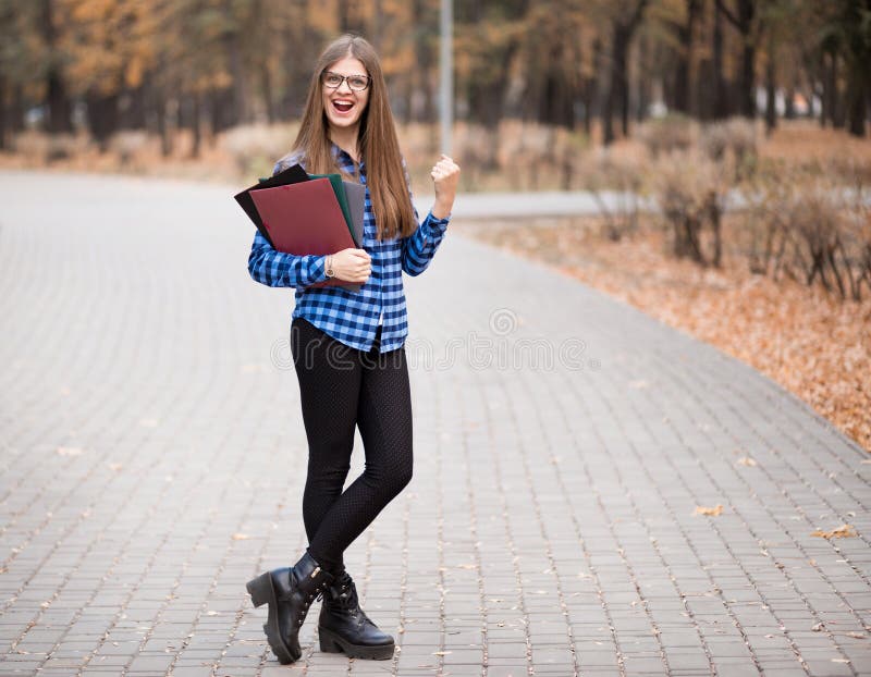De opgewekte vrouwelijke student voelt euforisch het vieren online de voltooiingsresultaat van het winstsucces, jonge vrouw geluk stock foto De opgewekte vrouwelijke student voelt euforisch het vieren online de voltooiingsresultaat van het winstsucces, jonge vrouw geluk stock foto