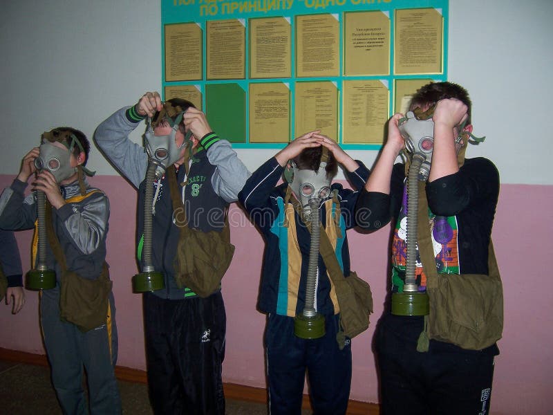 De opleiding op brandveiligheid en medische hulp op school het Gomel-gebied van Wit-Rusland royalty-vrije stock afbeelding De opleiding op brandveiligheid en medische hulp op school het Gomel-gebied van Wit-Rusland royalty-vrije stock afbeelding