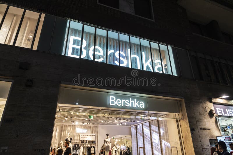 mogelijkheid maagpijn mini Bershka Kledingwinkel in Napels Italië Redactionele Afbeelding - Image of zaken, verkoop: 213158250 mogelijkheid maagpijn mini Bershka Kledingwinkel in Napels Italië Redactionele Afbeelding - Image of zaken, verkoop: 213158250
