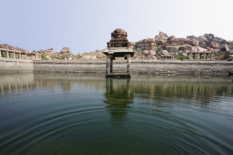 De opslagtank van het tempelwater bij Hampi-de plaats van de werelderfenis, Hampi, Karnataka royalty-vrije stock foto De opslagtank van het tempelwater bij Hampi-de plaats van de werelderfenis, Hampi, Karnataka royalty-vrije stock foto